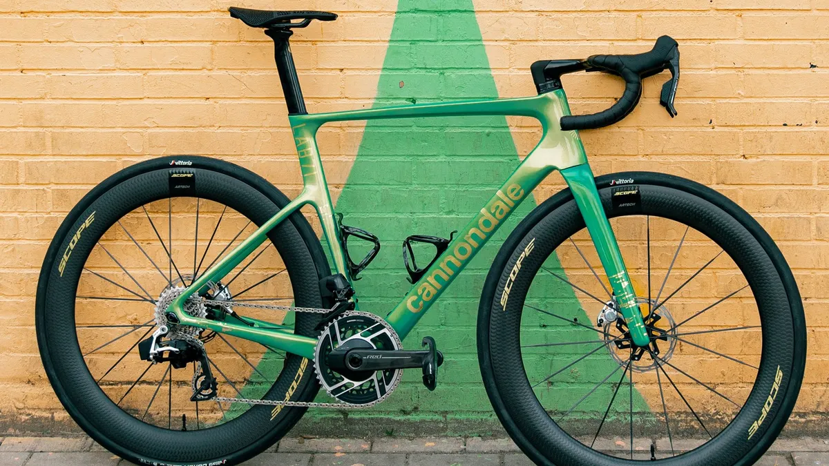 Cannondale SuperSix LAB71 tegen een geel-groen beschilderde muur