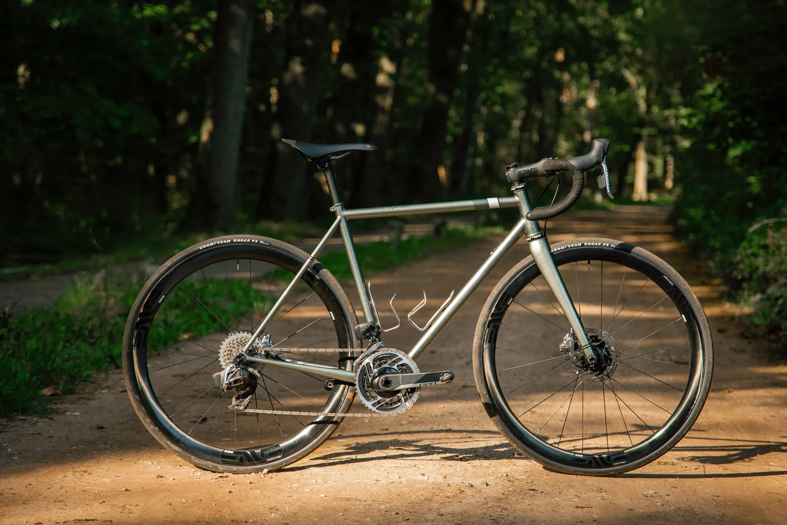 Gravelfiets van St. Joris Cycles op een bospad in avondlicht