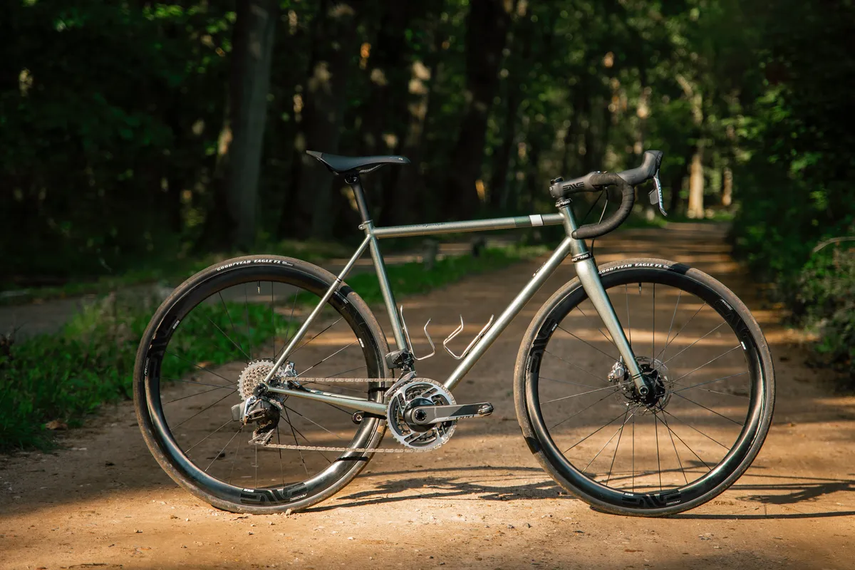Gravelfiets van St. Joris Cycles op een bospad in avondlicht