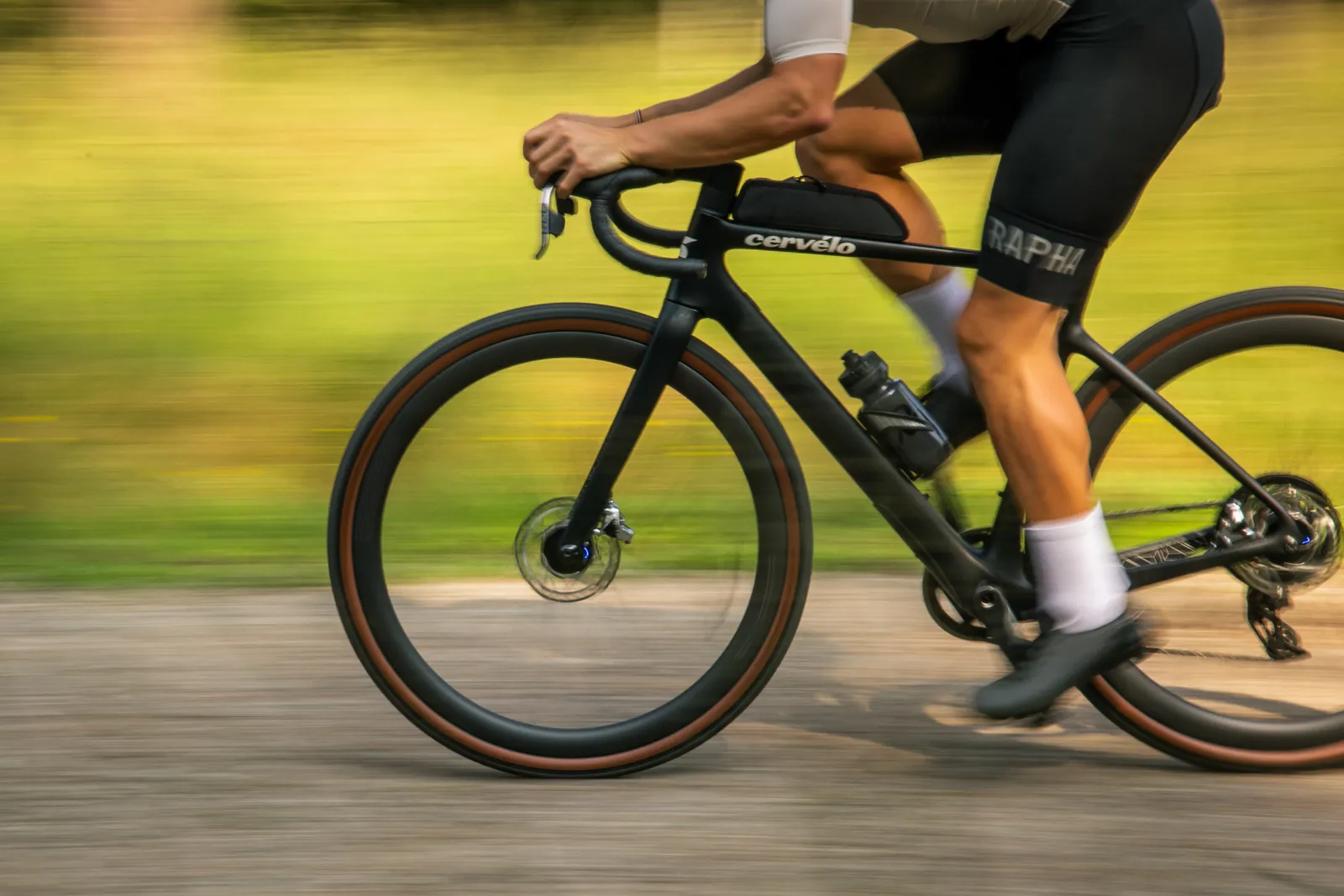 Wielrenner op een gravelfiets met Gravaa-wielsysteem, in beweging