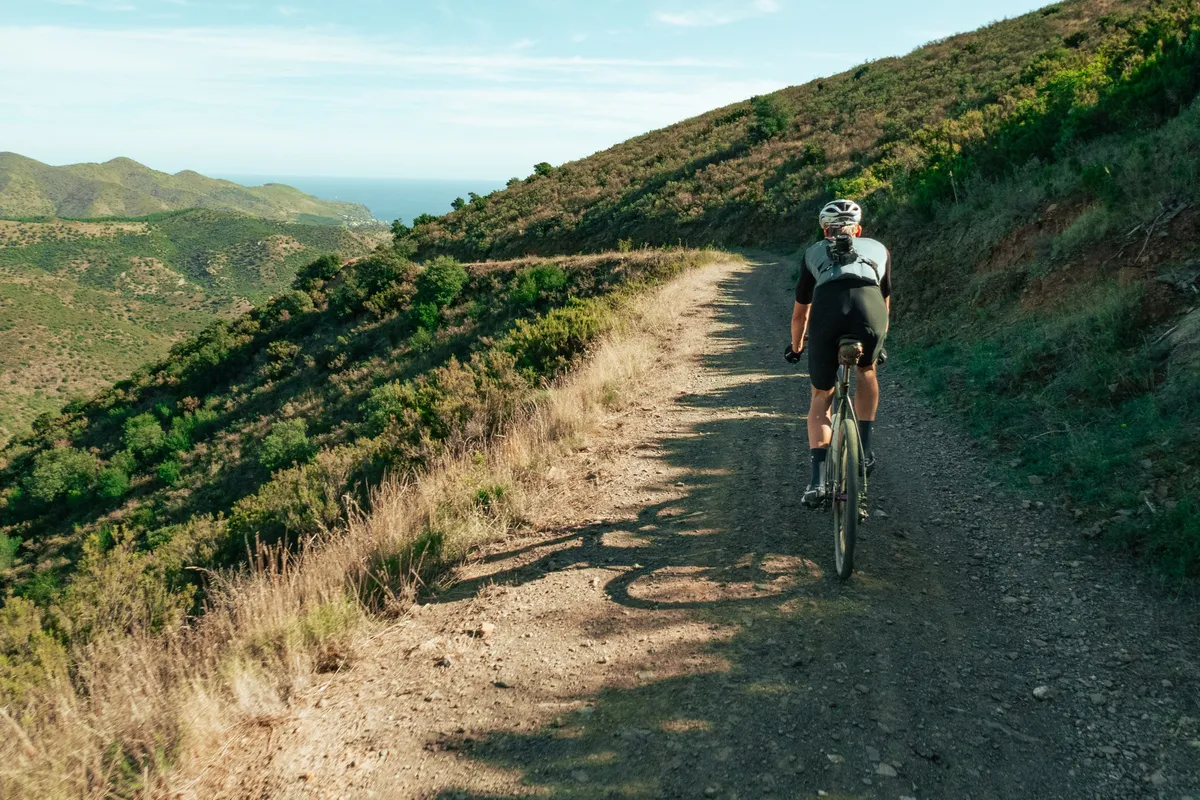 Beau van Hout op een gravelpad langs de heuvels van Cap de Creus