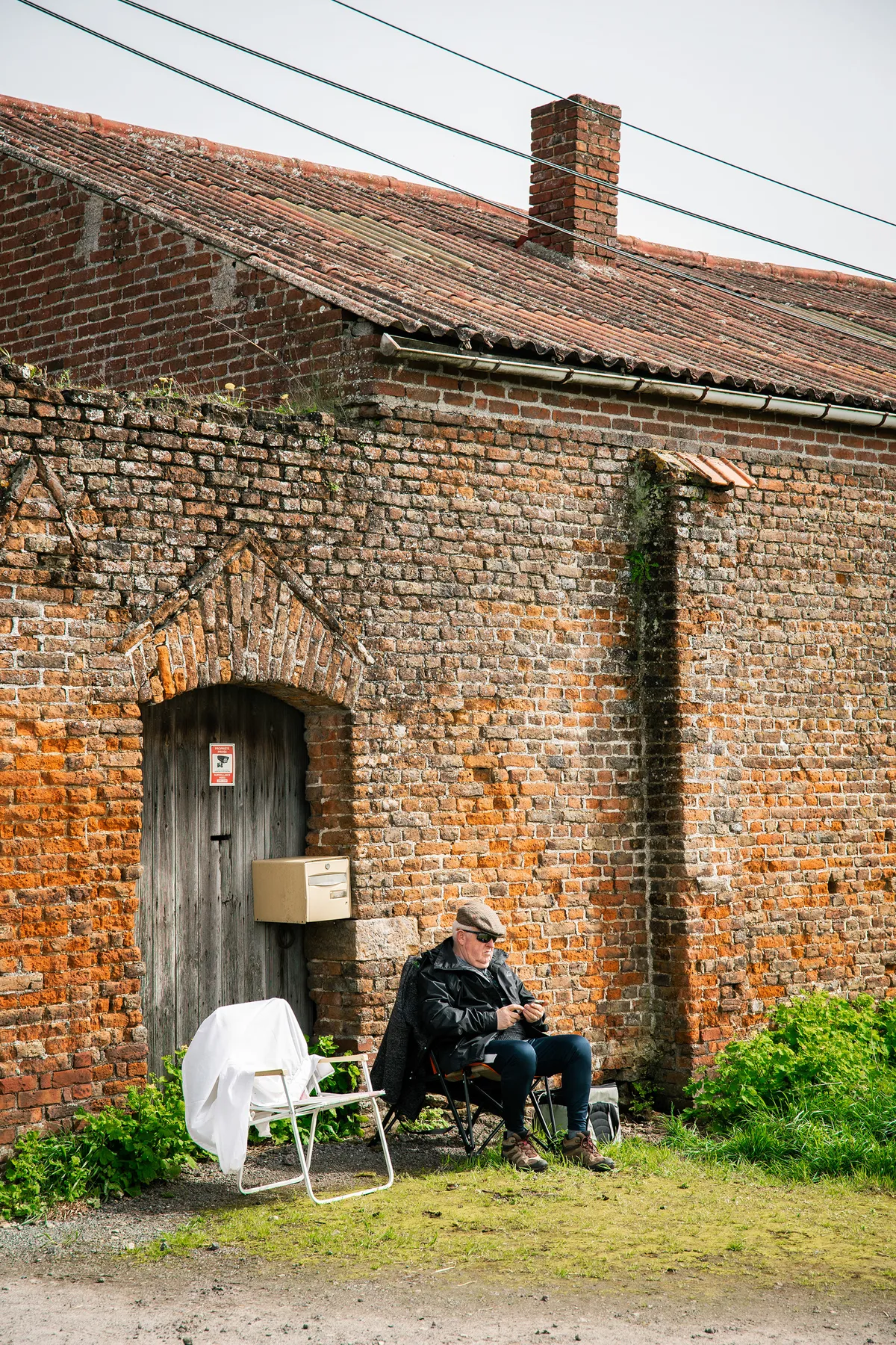 Toeschouwer langs het parcours van een wielermonument
