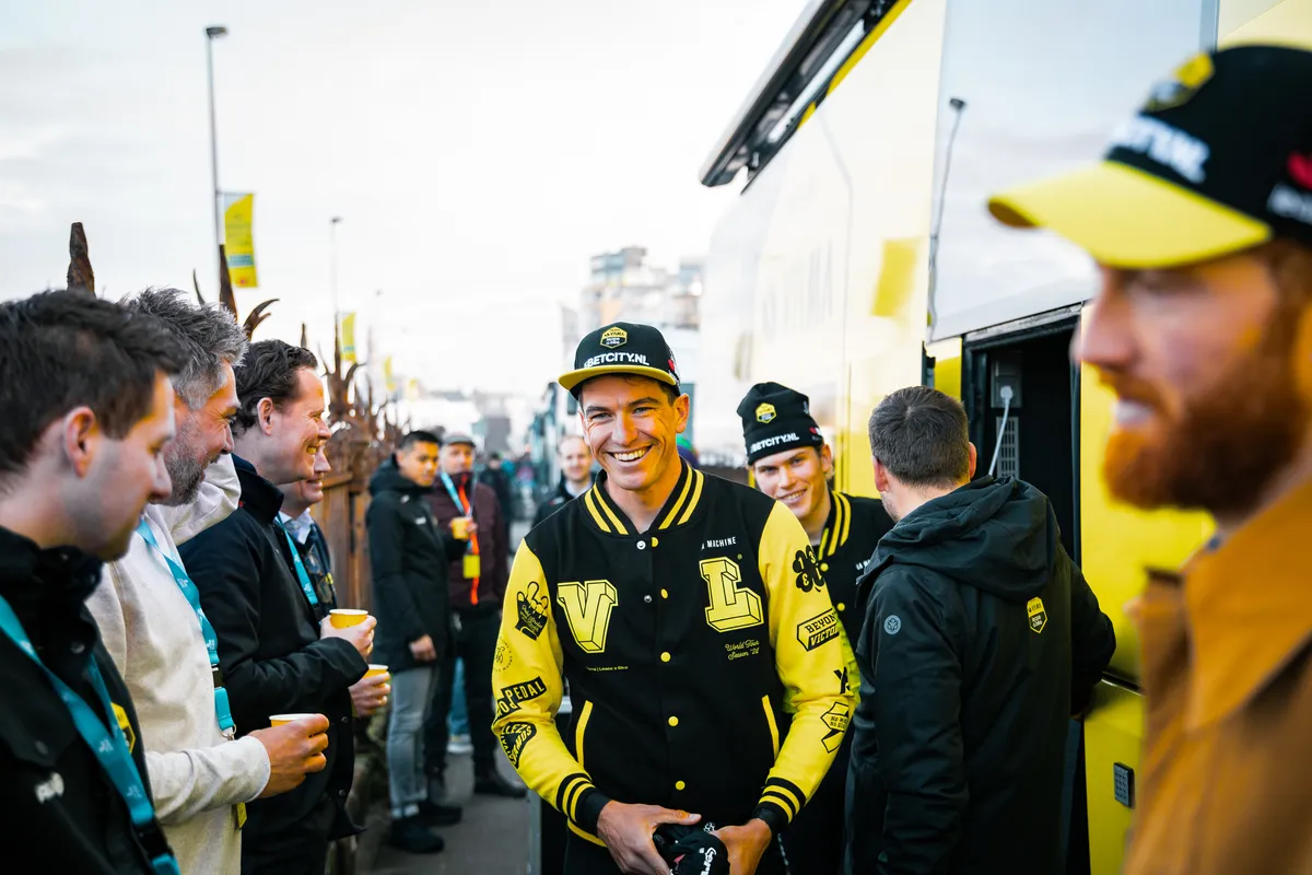 Renner van Visma | Lease a Bike bij de ploegbus
