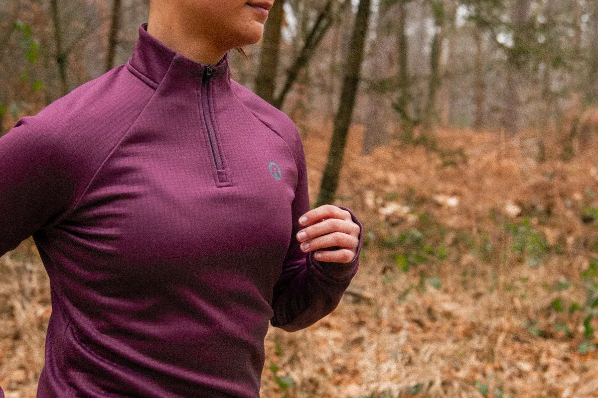 Detail van een paars Rogelli-hardloopshirt met rits, gedragen tijdens het lopen