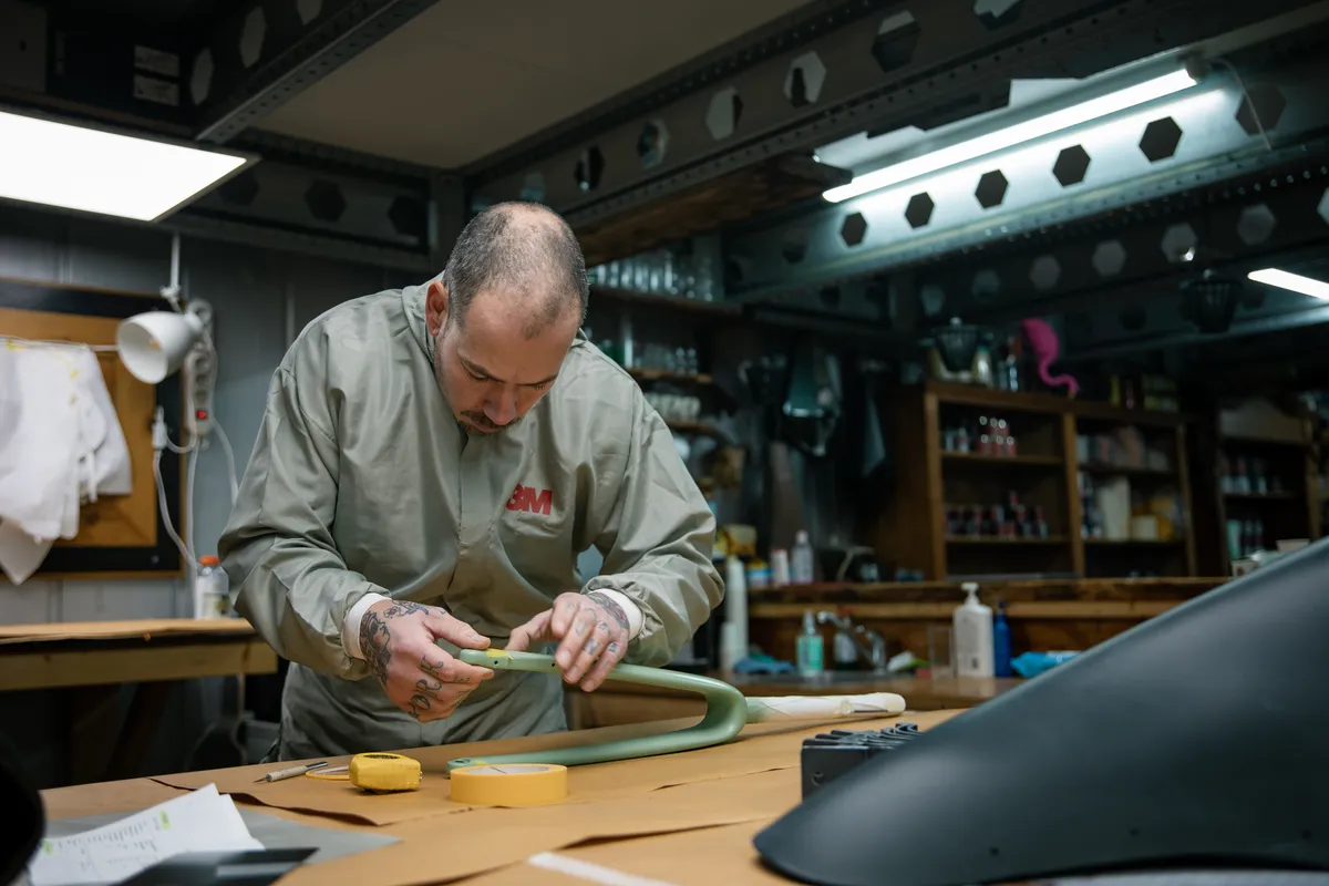 Framebouwer werkt aan een frame in de werkplaats van St. Joris Cycles