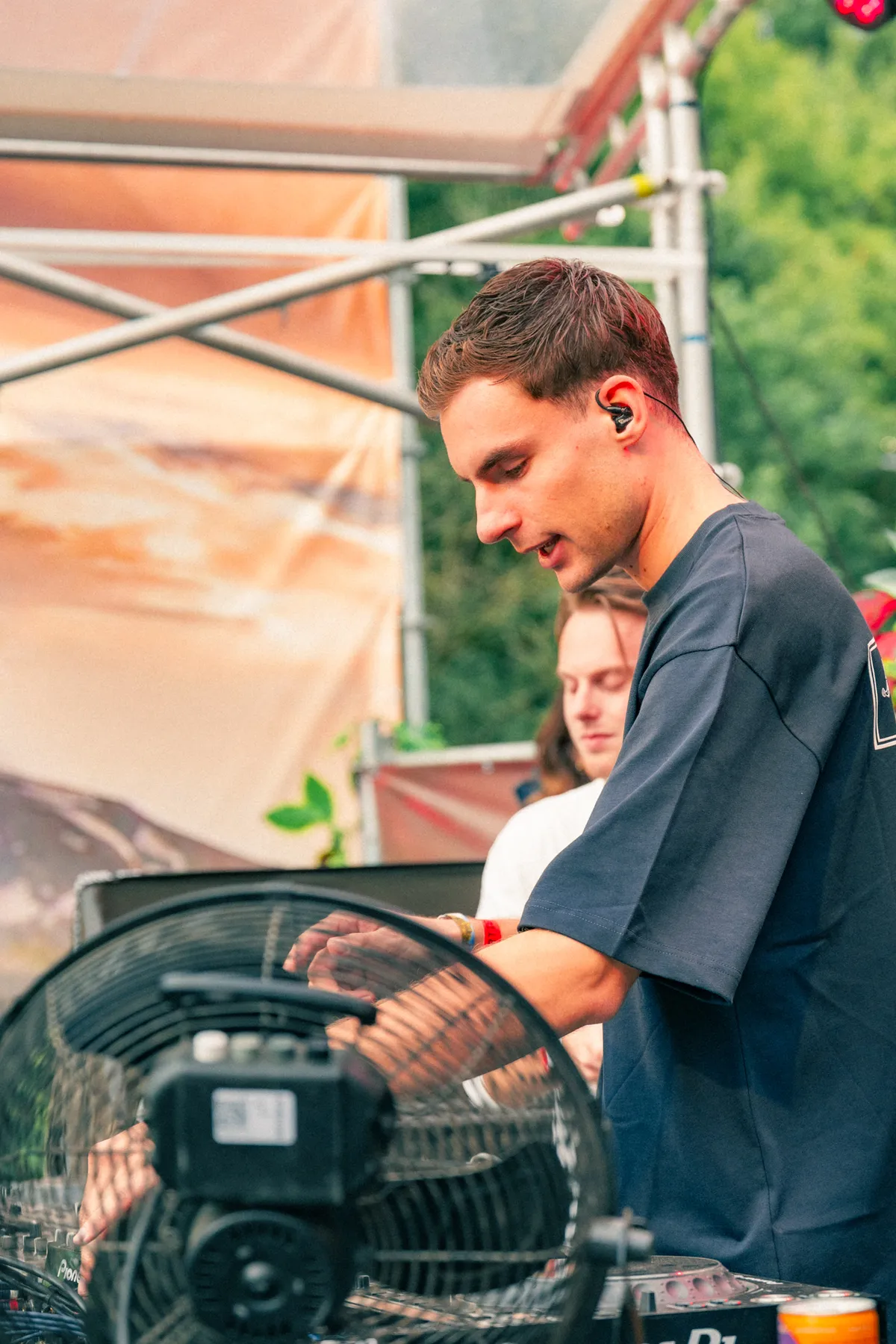 Dj van Collectiv Combo achter de draaitafels tijdens het optreden