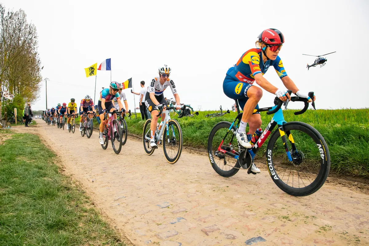 Wielrenners in volle strijd op een steile strook langs het parcours