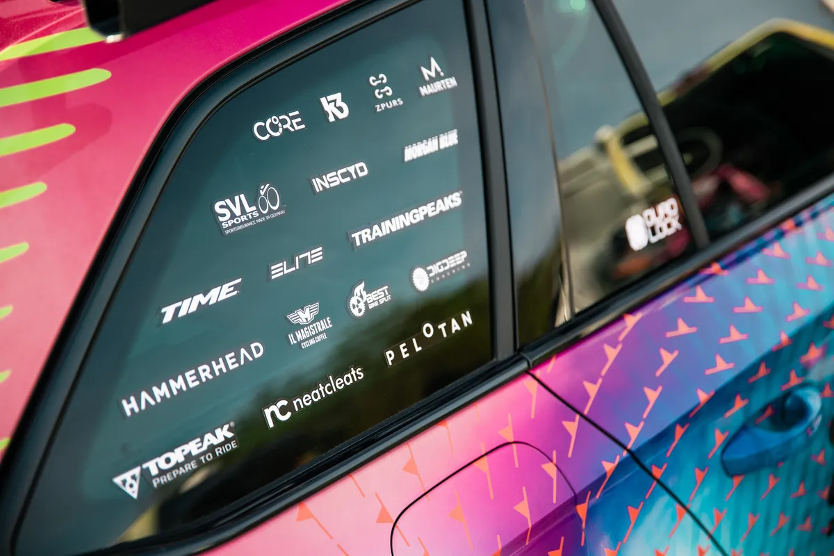 Teamwagen van Canyon//SRAM met Il Magistrale-sticker tussen de sponsors
