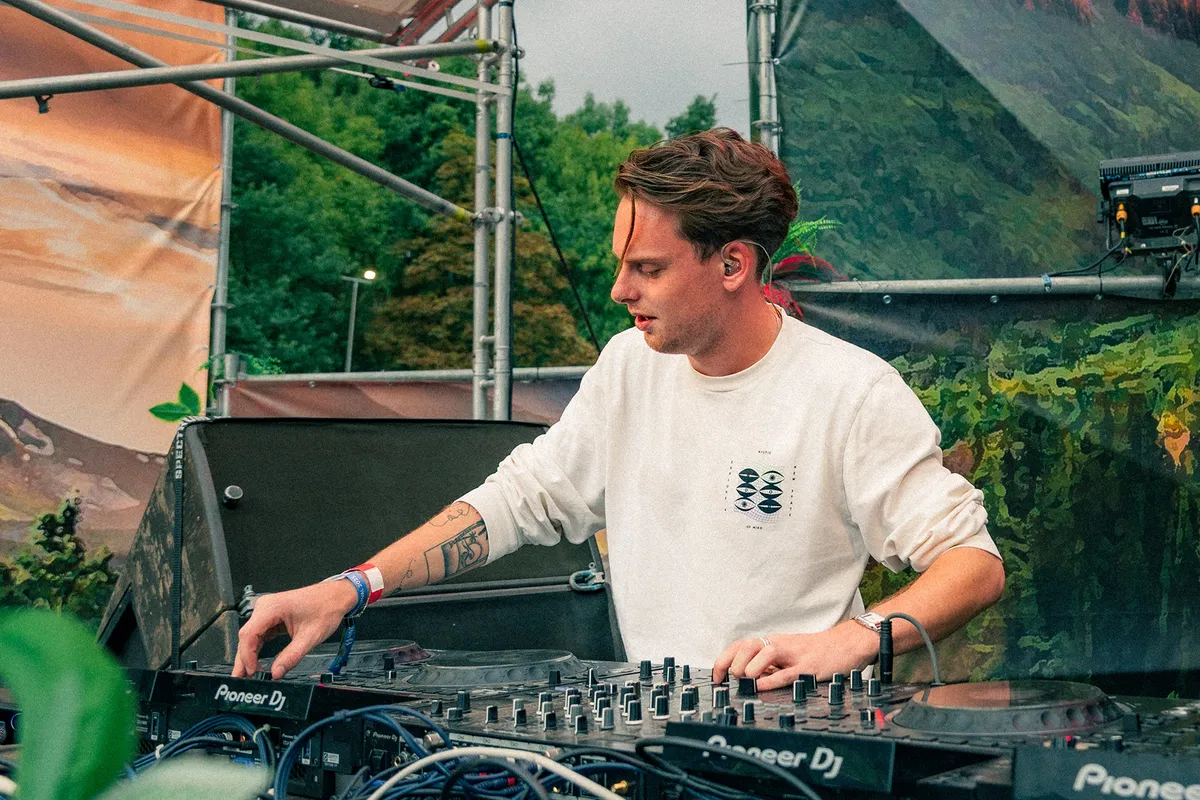 DJ van Collectiv Combo achter de draaitafels