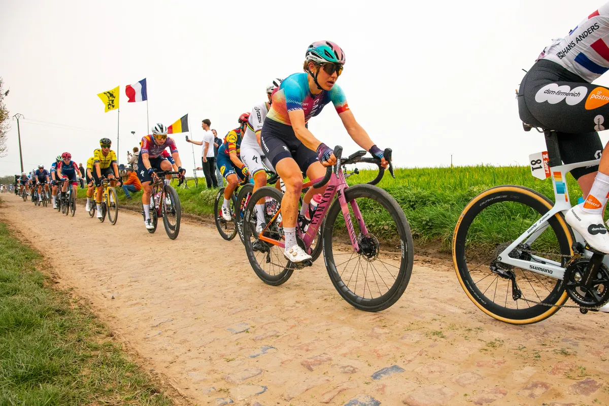 Peloton met Canyon//SRAM-renner over de kasseien van Parijs-Roubaix