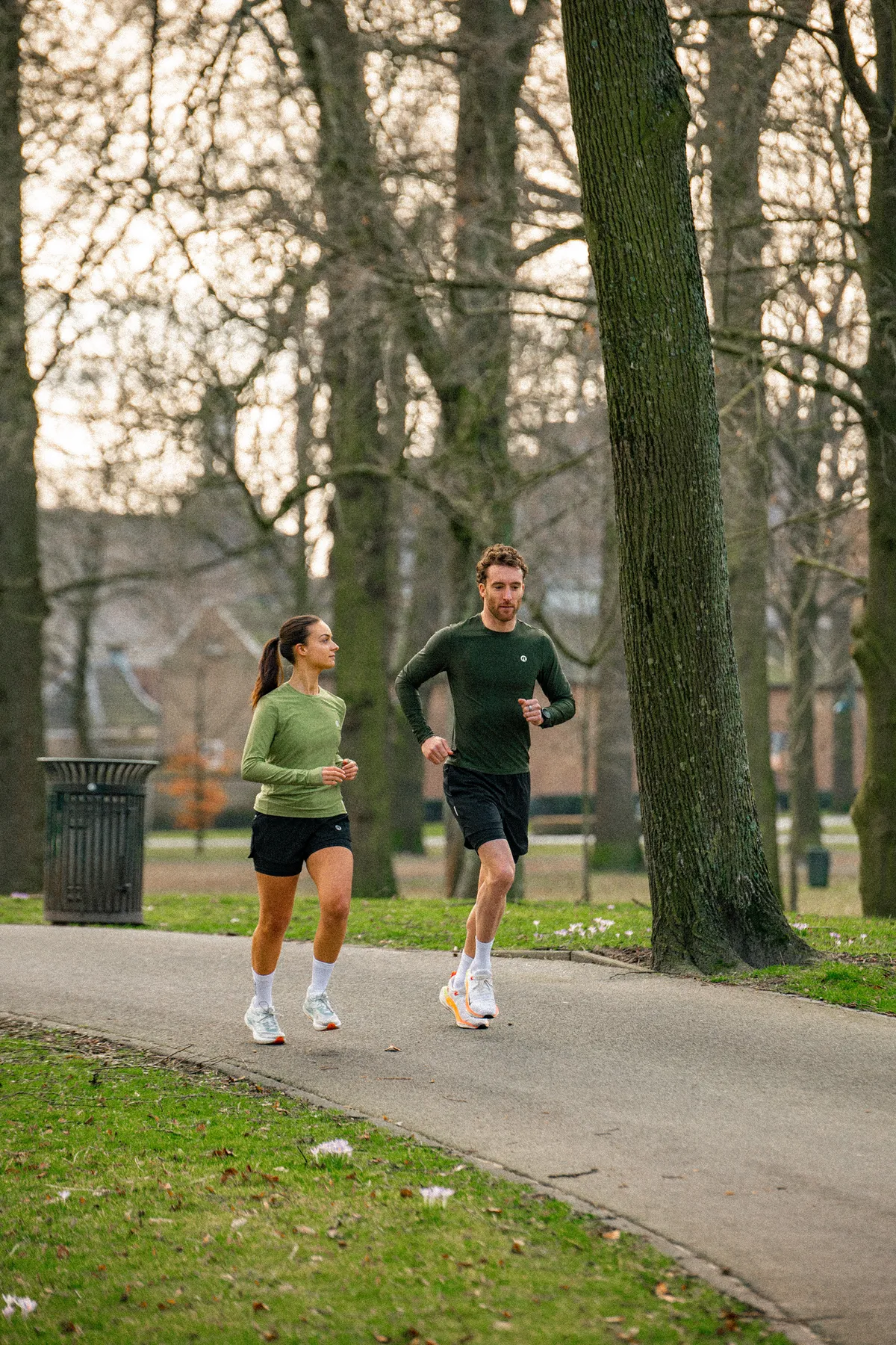Twee hardlopers in Rogelli-kleding in het park