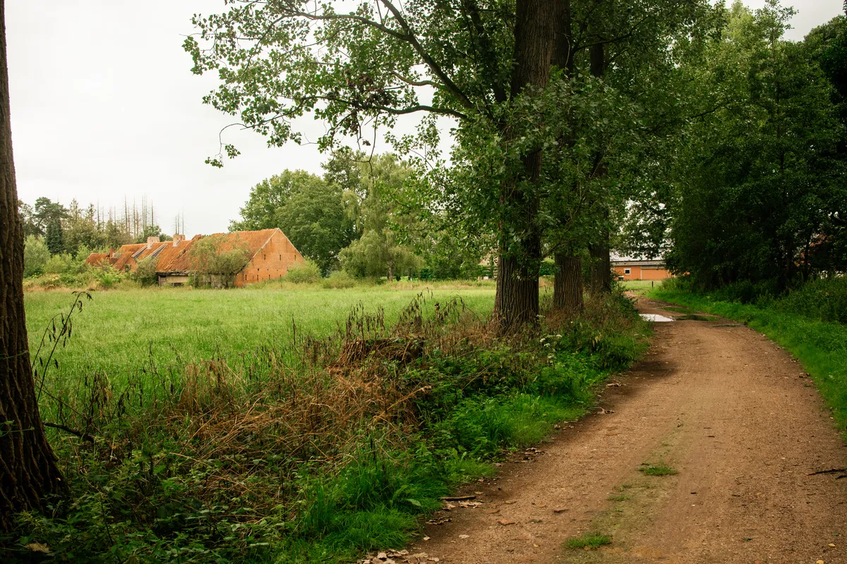 Landweggetje langs een boerderij tijdens de tocht