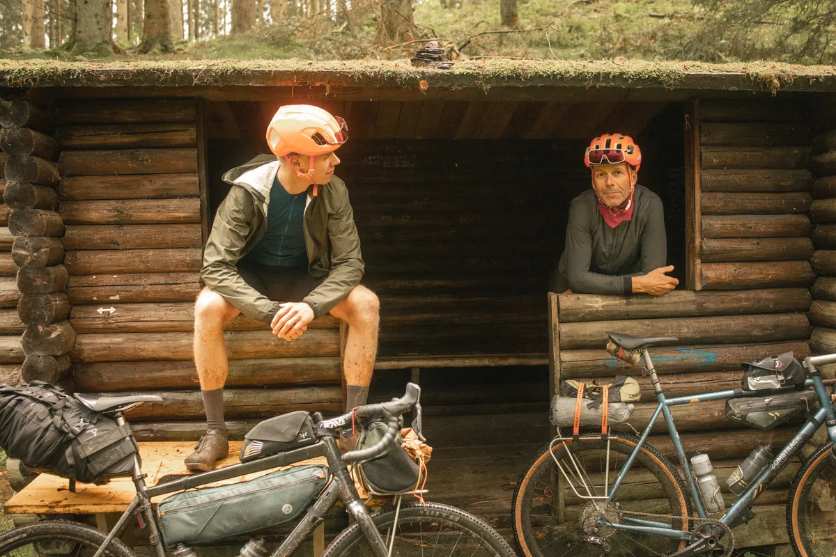 Rustpauze bij een schuilhut tijdens een bikepacking-tocht in de Eifel
