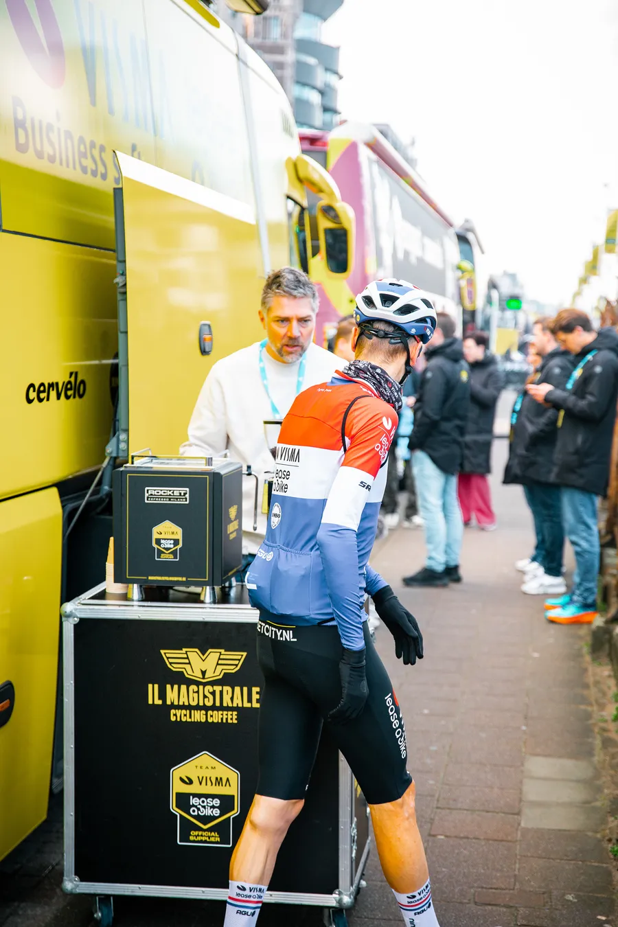 Renner van Visma | Lease a Bike bij de Il Magistrale koffiecart aan de ploegbus