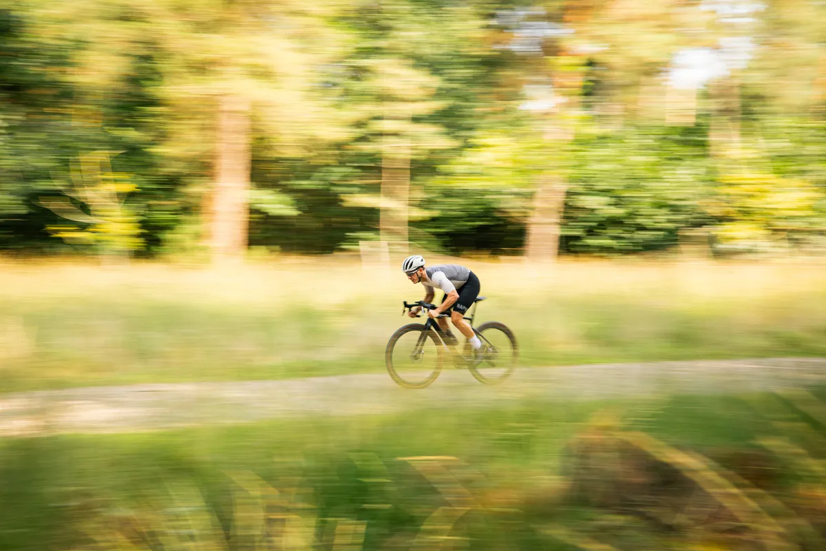 Wielrenner met Gravaa-wielsysteem in volle vaart door het bos