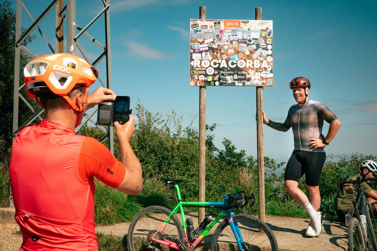 Renner maakt een foto van een andere renner bij het Rocacorba-bord