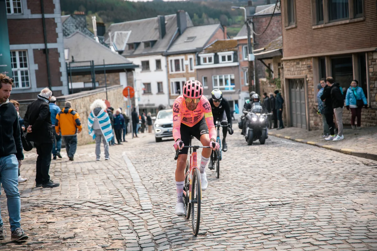 Renner van EF Education-EasyPost op een kasseienklim in een dorpsstraat