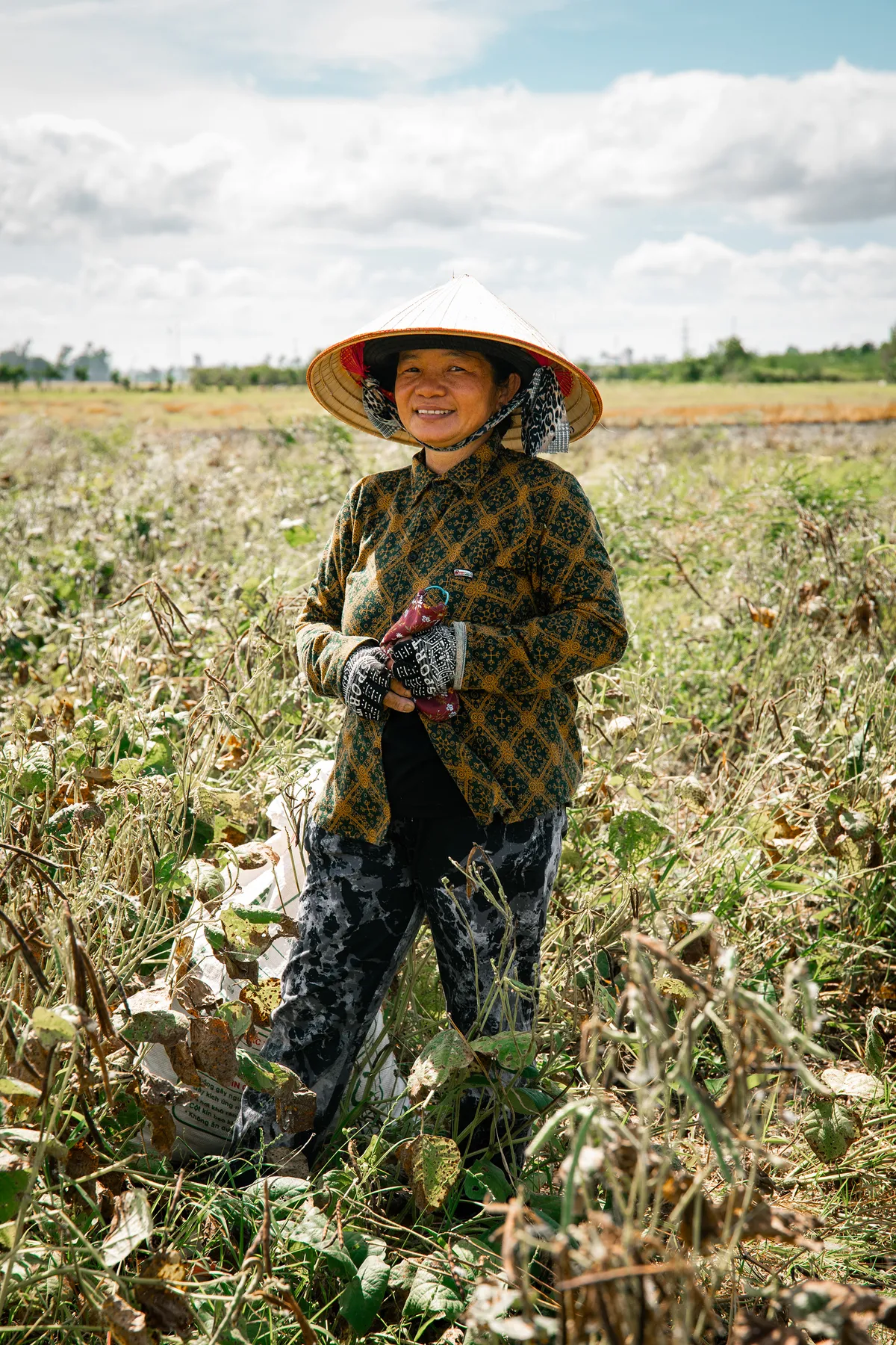 Portret van een vrouw met conische hoed op het land, Vietnam