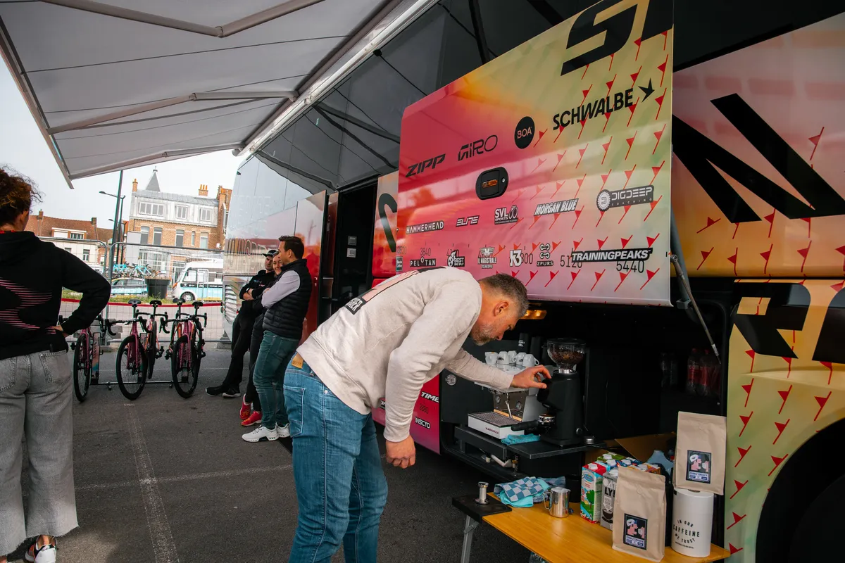 Il Magistrale koffiecart bij de bus van Canyon//SRAM