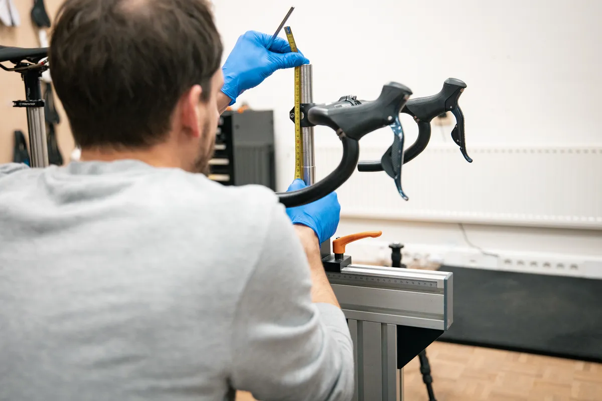 Precisiemeting van het stuur tijdens de bikefit