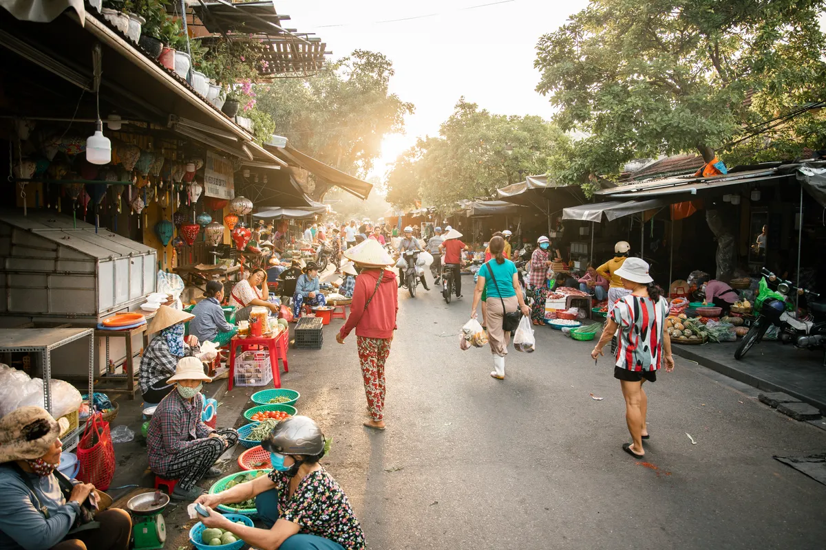 Drukke marktstraat in het gouden avondlicht, Vietnam