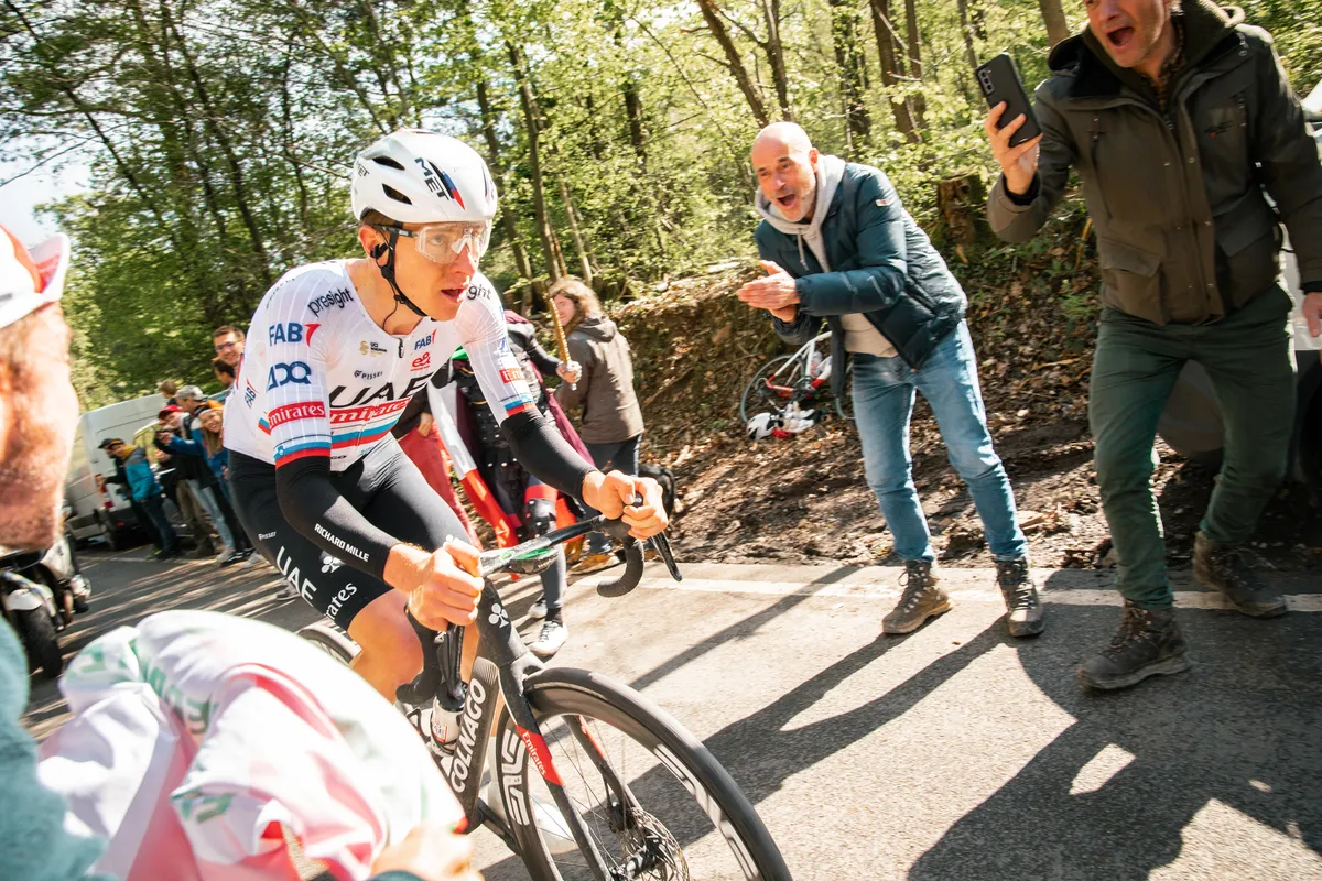 Kopman van UAE Team Emirates klimt langs uitzinnig publiek