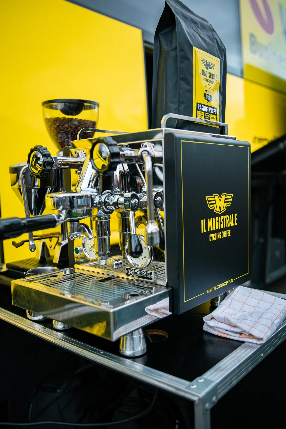 Espressomachine met Il Magistrale-branding en koffiezak