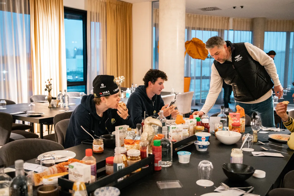 Ontbijt van het team met een Il Magistrale-medewerker aan tafel