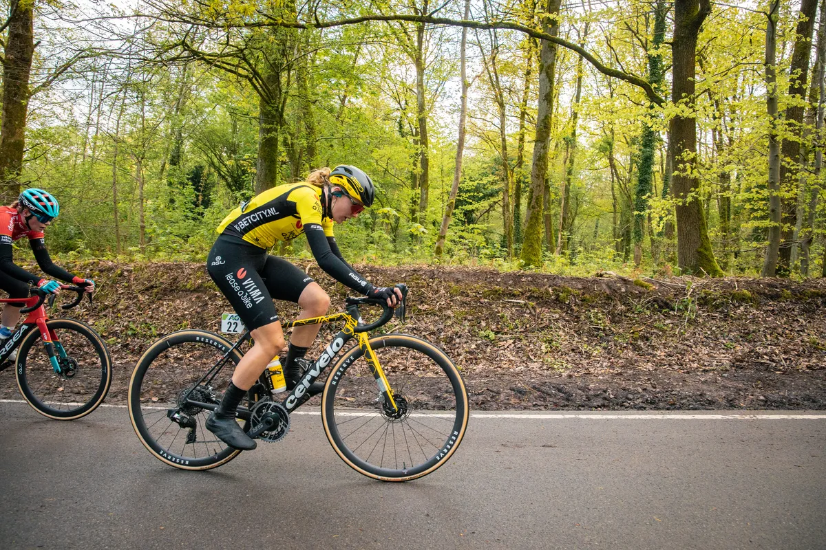Renster van Visma | Lease a Bike op een bosweg