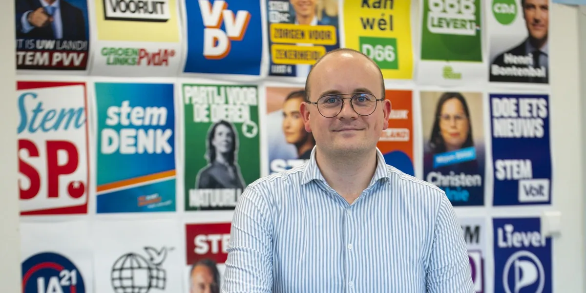 Portret van raadslid Koen Schouten in een klaslokaal vol verkiezingsposters