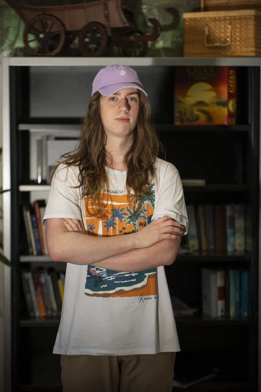 Portret van Liam van den Bout voor een boekenkast