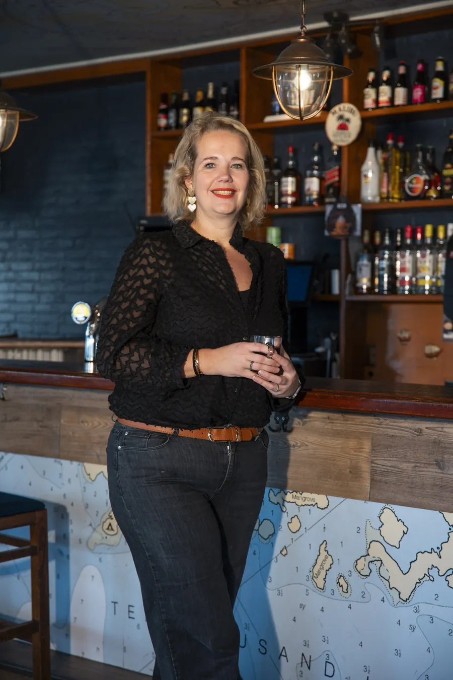 Portret van Nikita Ardon aan een bar