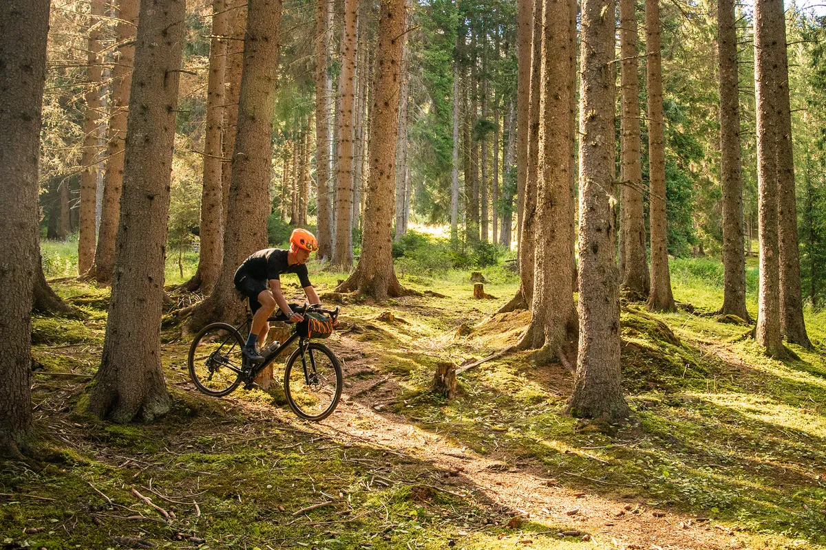 Beau van Hout onderweg op de gravelbike