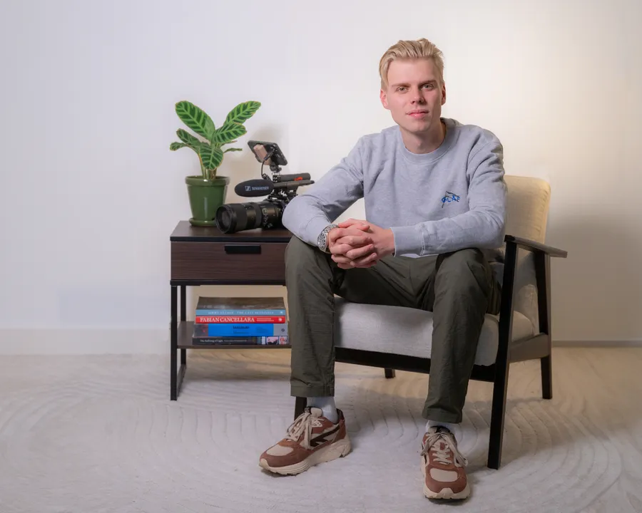 Beau van Hout, portret met camera