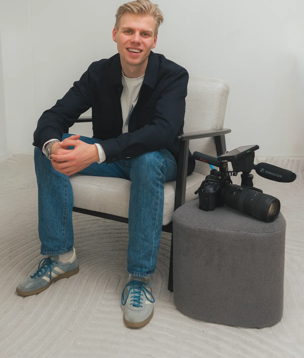 Beau van Hout, portret met camera