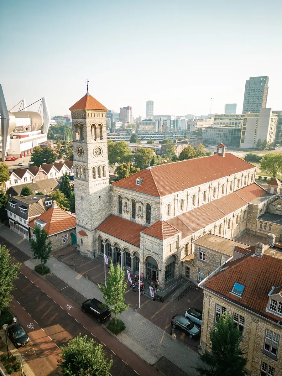 Luchtfoto van de Steentjeskerk in Eindhoven, de tweede vestiging van John Knoops