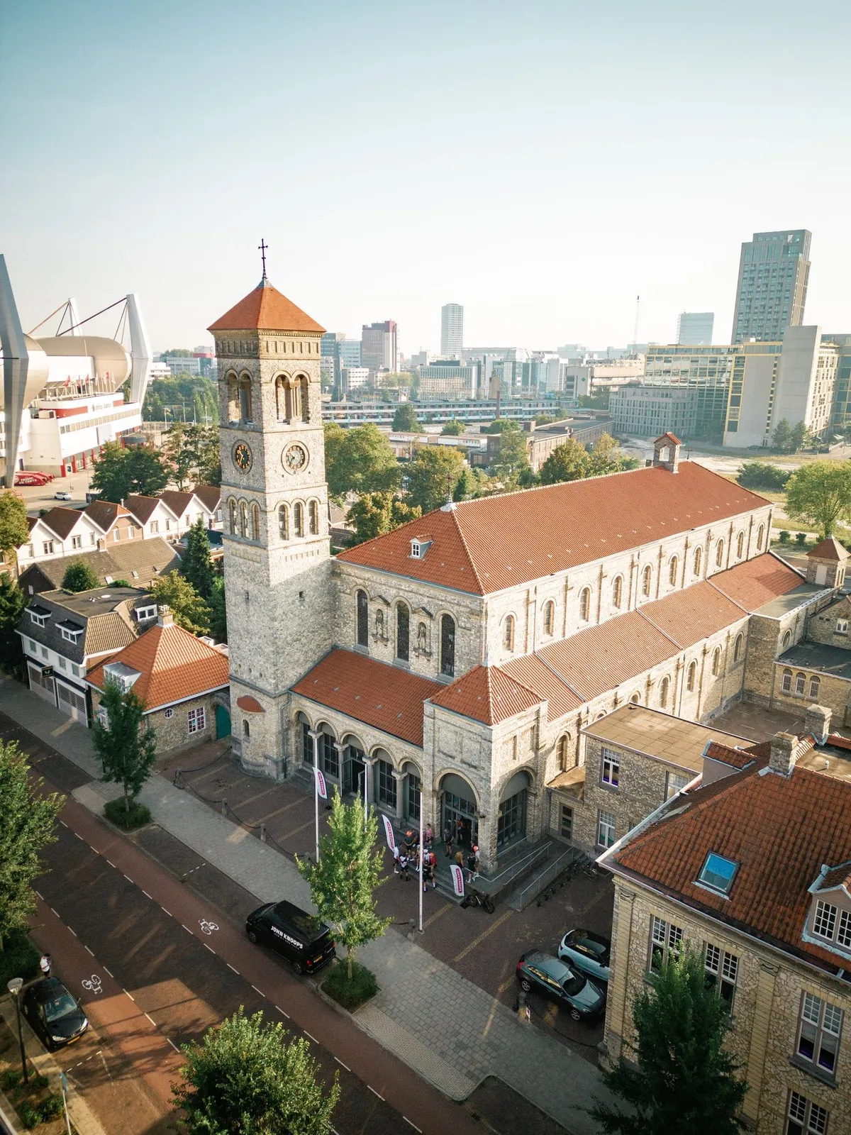 Luchtfoto van de Steentjeskerk in Eindhoven, de tweede vestiging van John Knoops