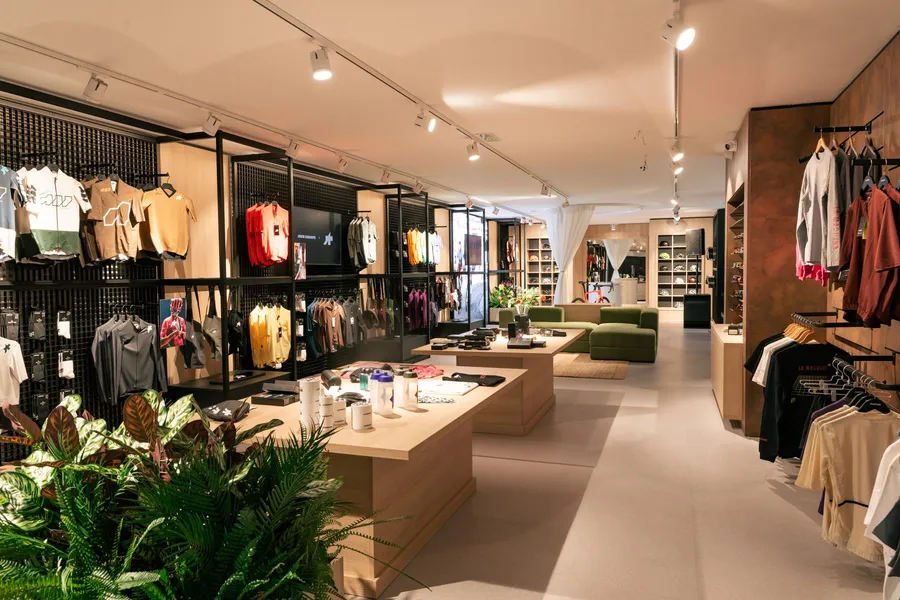 Interieur van de John Knoops experience store in Eindhoven, met kleding, accessoires en fietsen
